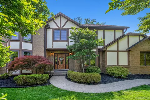 18704 Gary Ln, Livonia, MI 48152