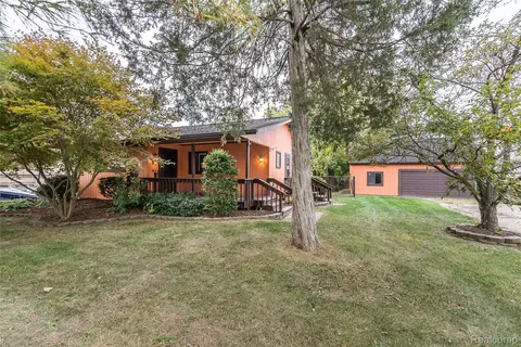 1223 Boulevard Dr, Howell, MI 48843