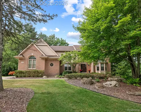 408 Indian Trail Trl, Lake Orion, MI 48362