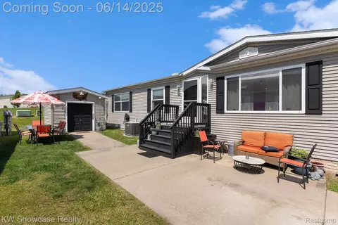 2848 Boulder Ridge Trail Dr, Milford, MI 48380