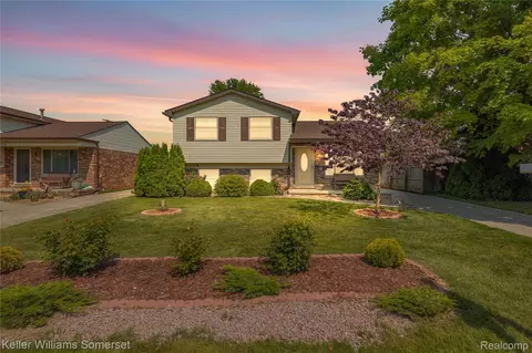 39754 Chart St, Harrison, MI 48045