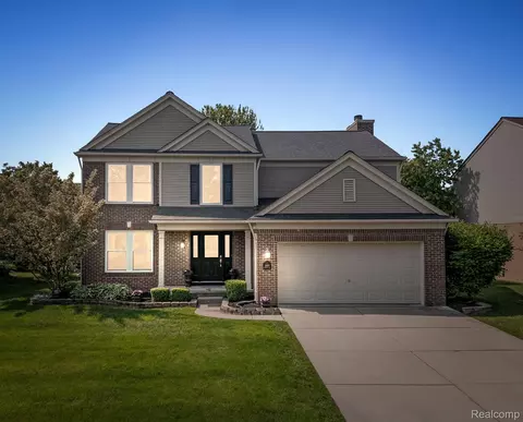 2880 Yosemite Dr, Lake Orion, MI 48360