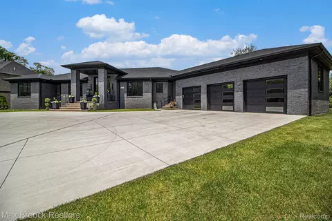 2682 Walnut Lake Rd, West Bloomfield, MI 48323