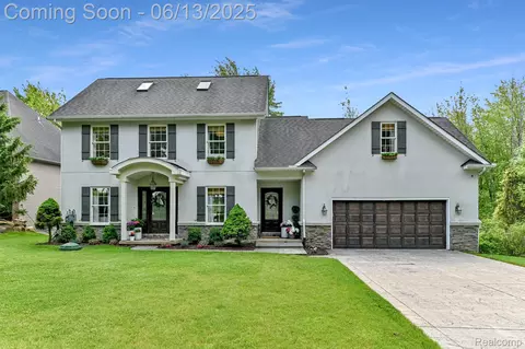 15280 Curtwood Dr, Fenton, MI 48451