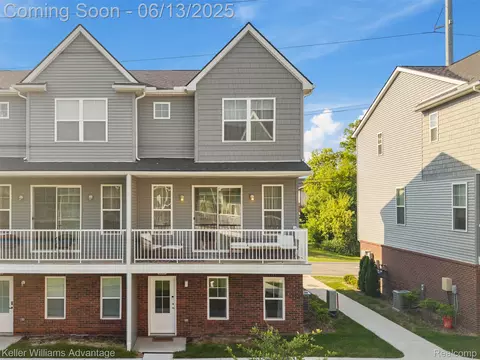 3947 Trailwaycommons Cir, Auburn Hills, MI 48326