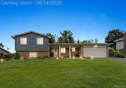 760 W Oxhill Dr, White Lake, MI 48386
