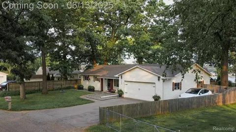 3965 Midland Rd E, Waterford, MI 48329