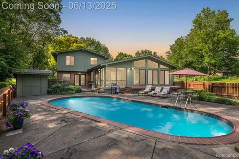 2689 Roseview Dr, Rochester Hills, MI 48306