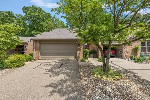 1691 Lodge Pole Ln, Rochester Hills, MI 48309