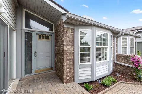 48728 Sundance Ct, Utica, MI 48315