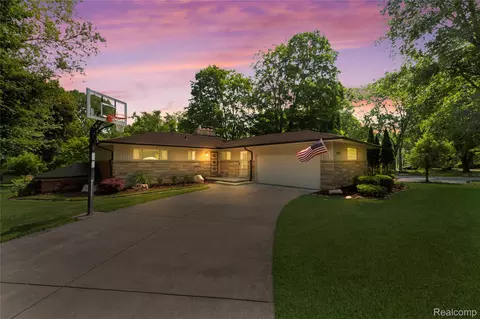 31560 Rocky Crst, Farmington Hills, MI 48336