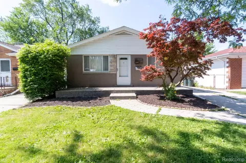 21806 Trombly St, Saint Clair Shores, MI 48080