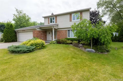 3741 Columbine Ct, Waterford, MI 48329