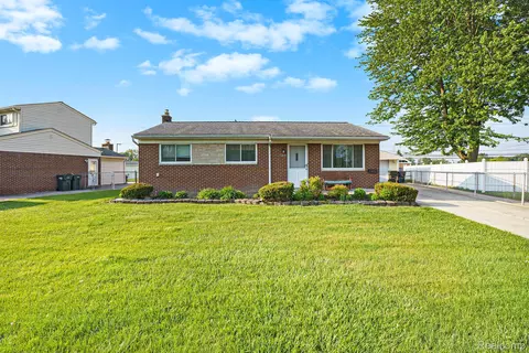 12818 Pomona Dr, Sterling Heights, MI 48312