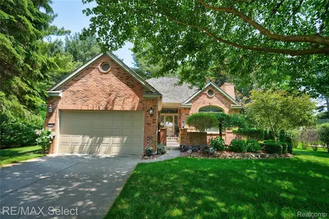 16483 Dawnlight Dr, Fenton, MI 48430