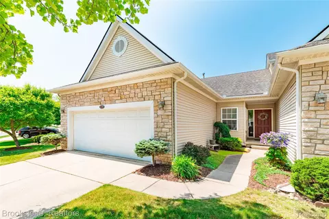 3579 Grove Ln, Auburn Hills, MI 48326