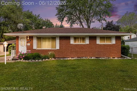 23465 N Stockton Ave, Farmington, MI 48336