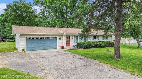 316 Spezia Dr, Oxford, MI 48371