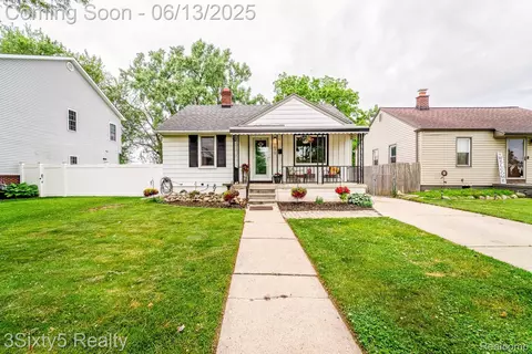1070 Cora St, Wyandotte, MI 48192