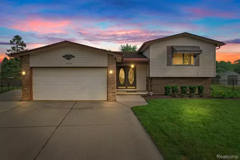 39502 Salvatore Dr, Sterling Heights, MI 48313