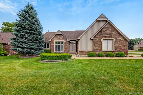 43760 Boulder Dr, Clinton Township, MI 48038