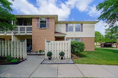 61109 Greenwood Dr, South Lyon, MI 48178