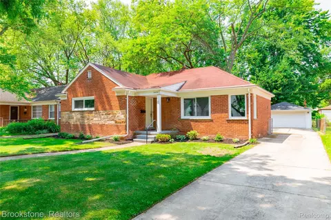 24251 Cloverlawn St, Oak Park, MI 48237
