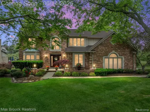 885 Timberline Dr, Rochester Hills, MI 48309