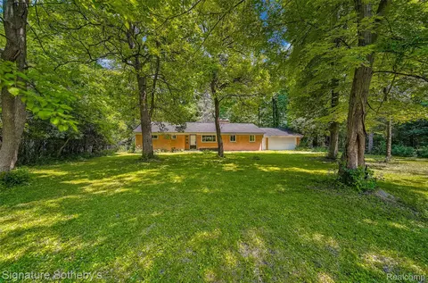 28492 Shadylane Dr, Farmington Hills, MI 48336