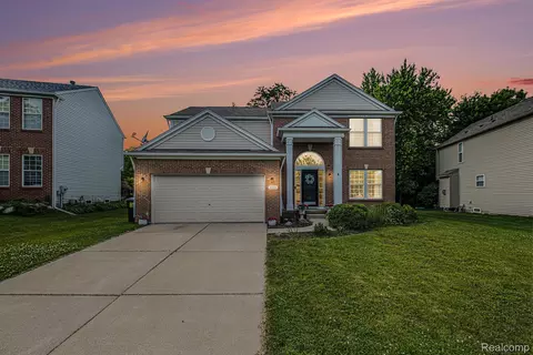 894 Canyon Creek Dr, Holly, MI 48442