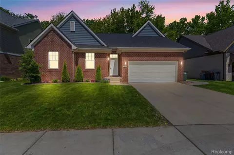 47467 Bayside Cir W, Chesterfield, MI 48047