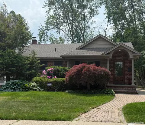 2352 Buckingham Ave, Birmingham, MI 48009