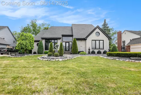4322 Darlene Dr, Commerce, MI 48382