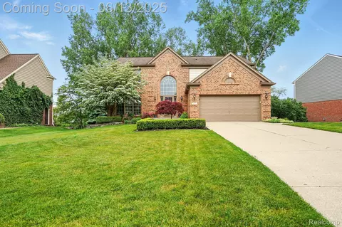 1377 Lake Shore Blvd, Orion, MI 48362