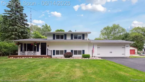 4098 Sam Snead Dr, Flint, MI 48506