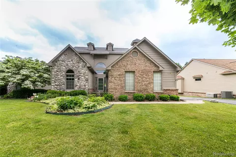 1093 Eagle Nest Dr, Milford, MI 48381