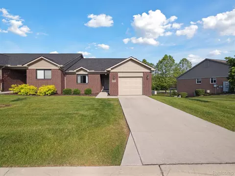 1470 Duncan Dr, Sylvan, MI 48118