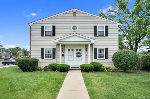 19931 Schoolhouse Ct, Northville, MI 48167