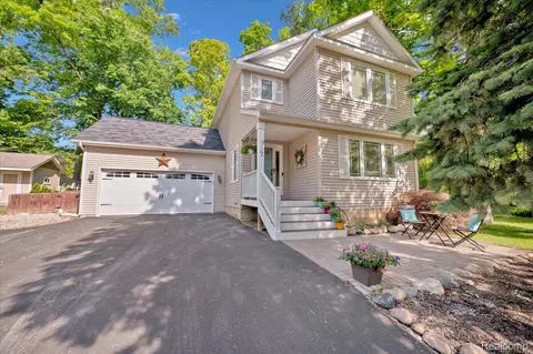 737 Camilla Blvd, Lake Orion, MI 48362