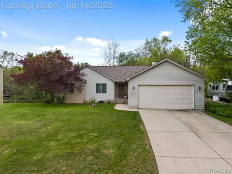 815 Esther Dr, Orion, MI 48362