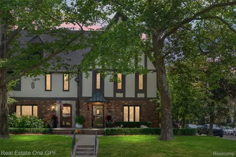 542 Cadieux Rd, Grosse Pointe, MI 48230