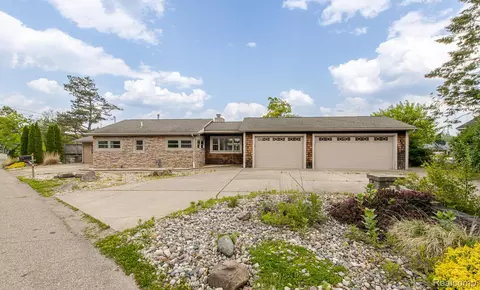 9634 Bonnie Briar St, White Lake, MI 48386