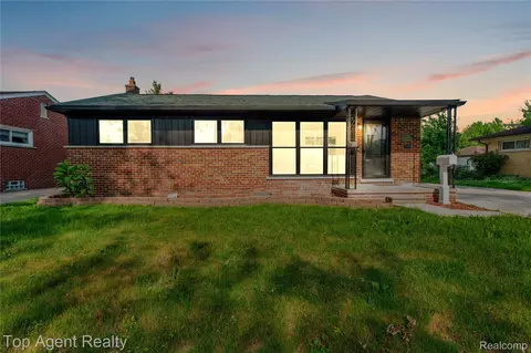 28118 Rosebriar St, Saint Clair Shores, MI 48081