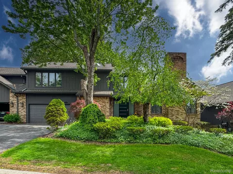 1915 Pine Ridge Ln, Bloomfield Township, MI 48302