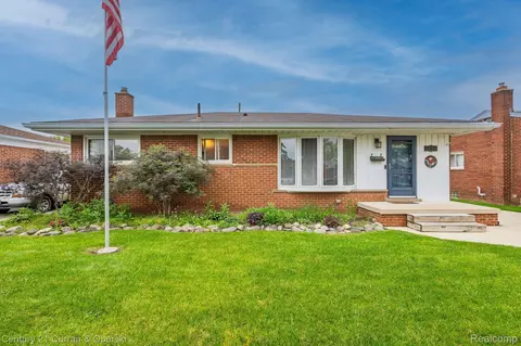 1894 Pinetree Dr, Trenton, MI 48183