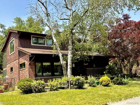 20345 Maplewood St, Livonia, MI 48152