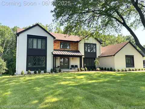 6044 Winged Foot Dr, Grand Blanc, MI 48439