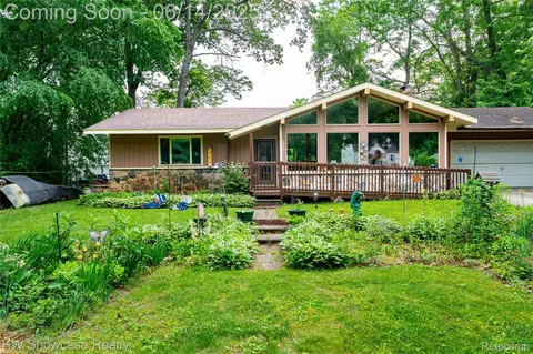1845 Portlock Ave, Commerce, MI 48382