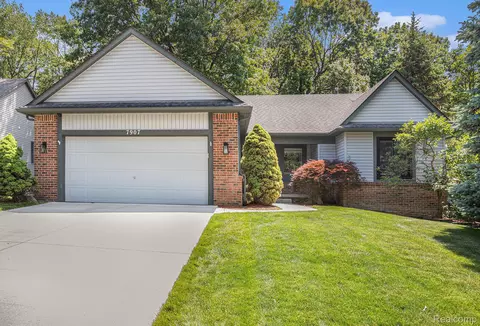 7907 Hoffman Dr, Waterford, MI 48327