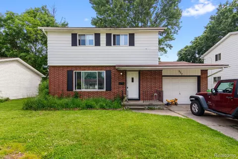 927 Piper Dr, Saginaw, MI 48604